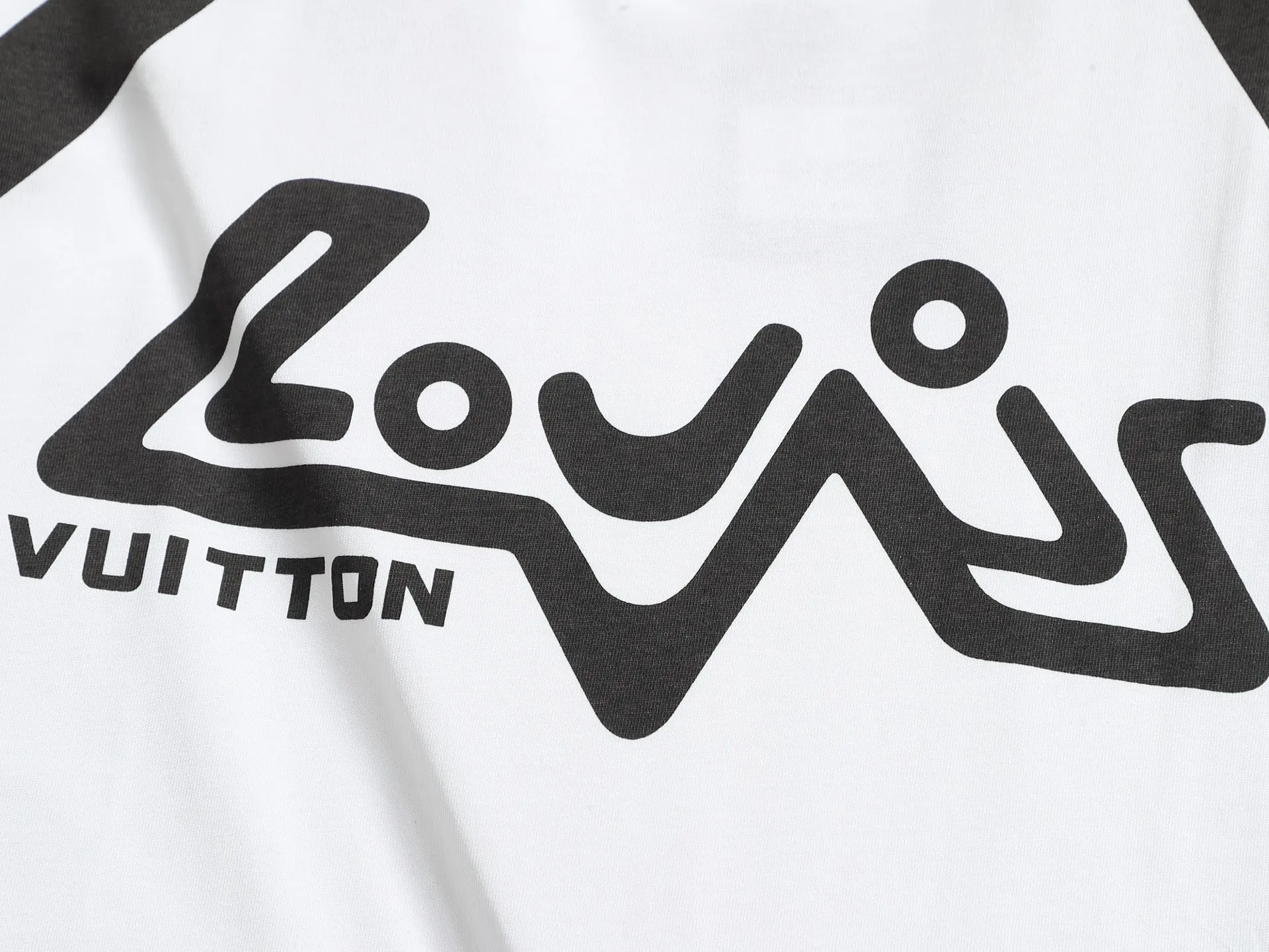 🅿️170 new models are available! 】 Newly upgraded new fabric - high-quality LOUIS V UITTON Louis Vuitton 2025ss latest style leather logo foam round neck short-sleeved T-shirt upper body effect Fabric #300G thick weight double yarn cotton Custom dyeing Threaded neckline is not easy to deform Very comfortable to the touch Super versatile and good-looking short-sleeved Three-label complete Non-market ordinary version Feel free to compare Quality is absolutely guaranteed Same style for men and women Color: Black White Size: XS S M L